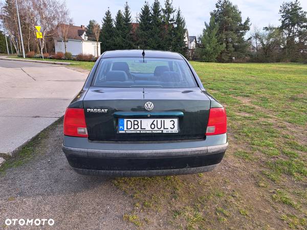 Volkswagen Passat 1.6 - 4