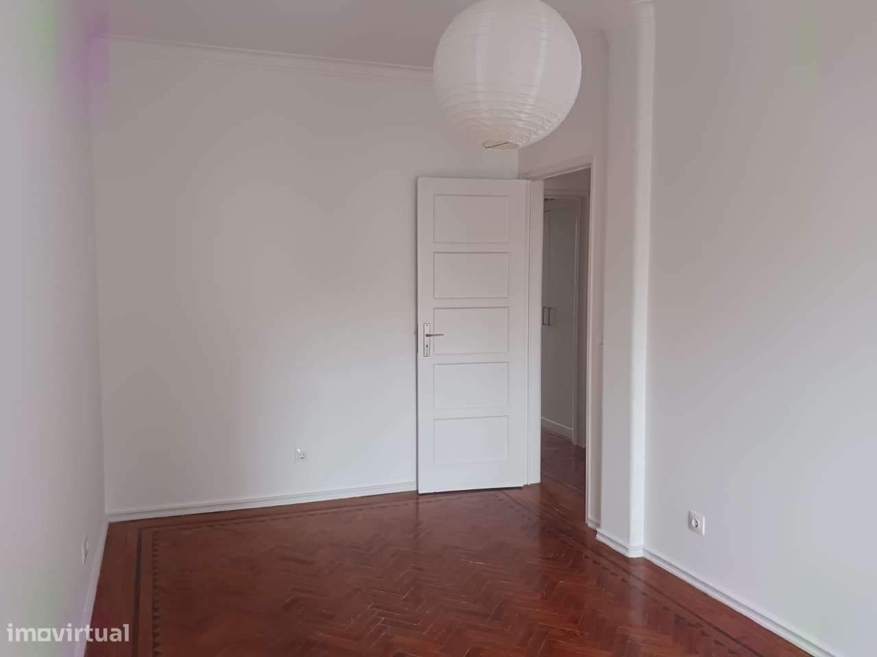 Campolide - T2 recuperado com cozinha semi equipada - Grande imagem: 2/12