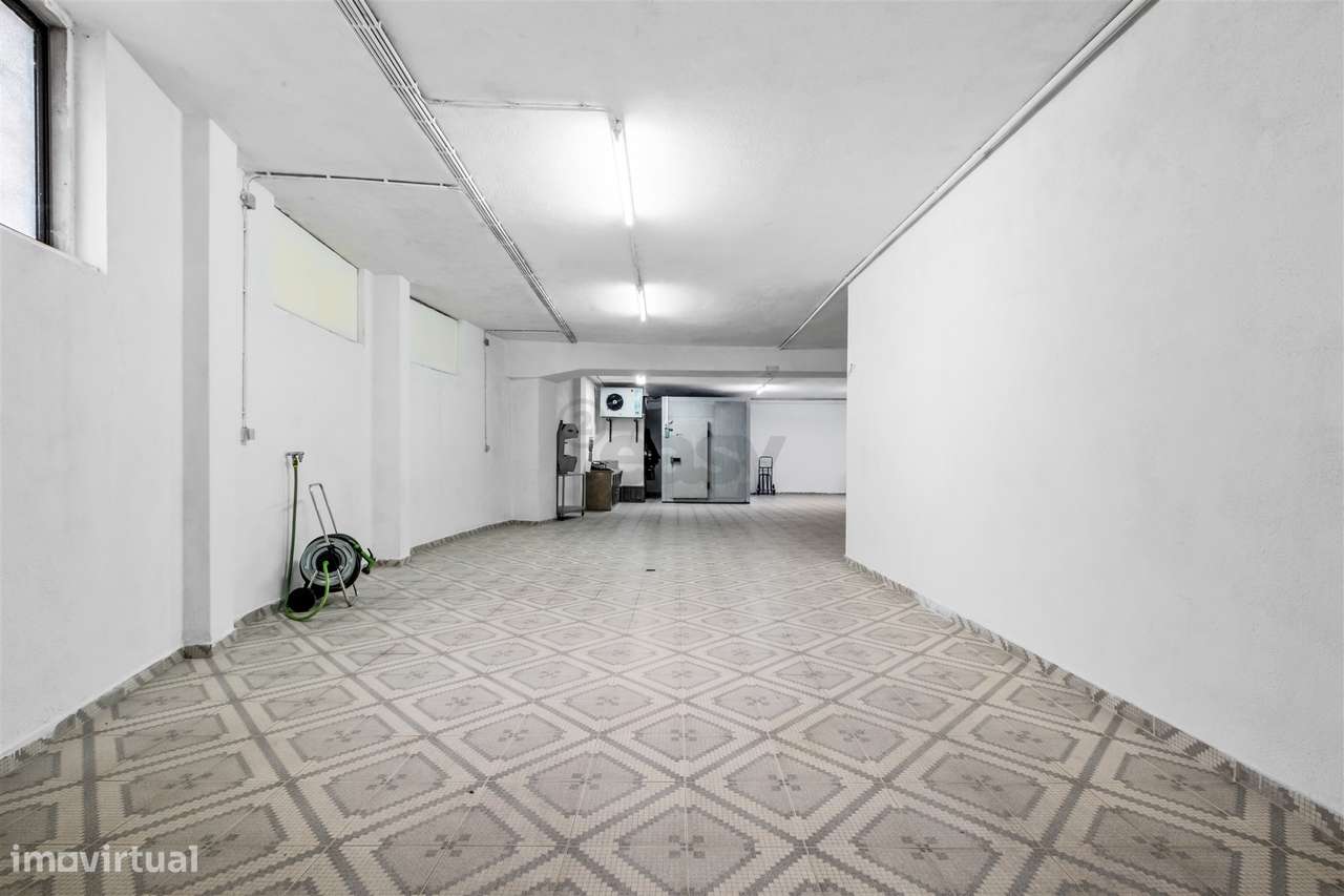 Armazém/Estacionamento Fechado – 155 m² – Tapada das Mercês-3