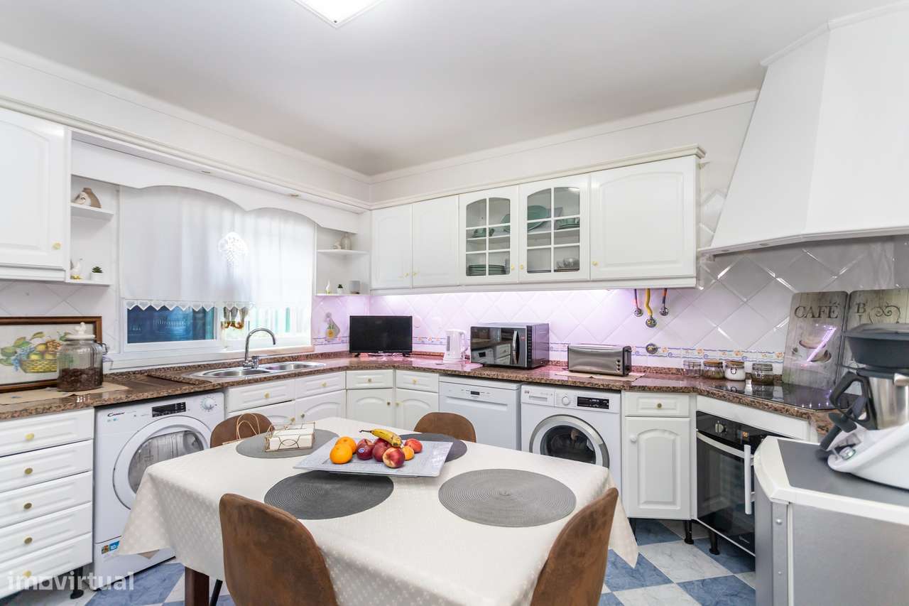 Moradia em banda T3 + 1-9