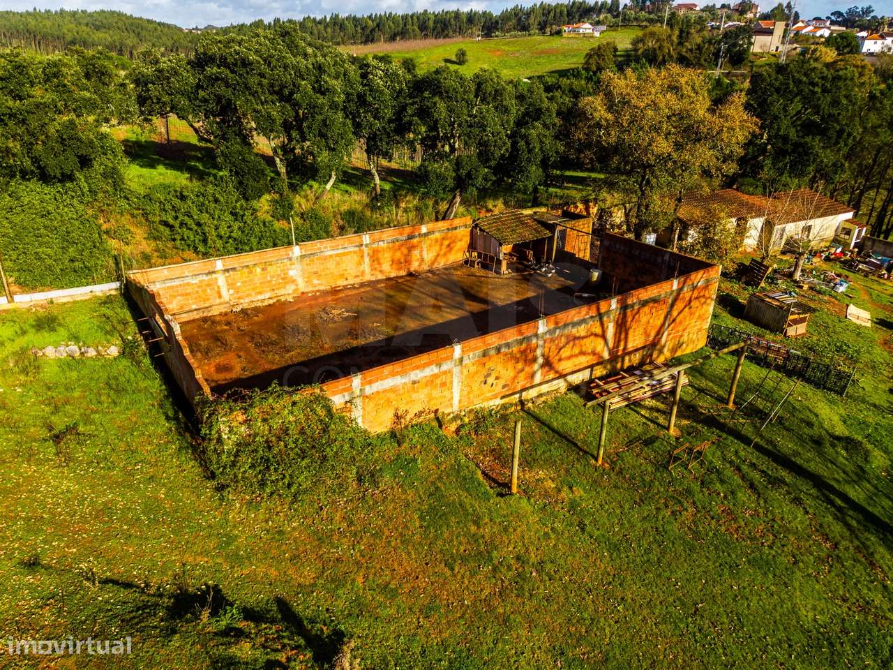 Moradia em ruínas num terreno de 10.699m2-5