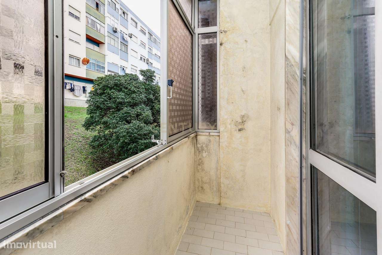 Apartamento T2 com Excelentes áeas | Para Remodelação-13