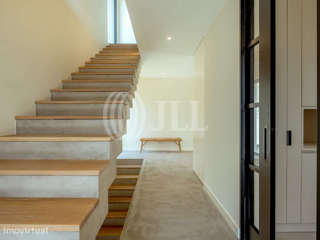 Moradia T3+1 com jardim, piscina e garagem, no Estoril-17