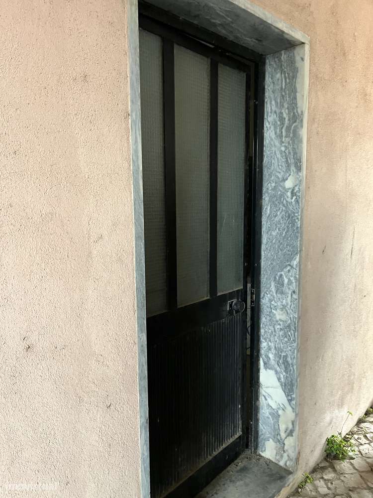 Loja + Garagem no Cartaxo | 76 m² |Comércio ou Potencial Habitação - Grande imagem: 4/9