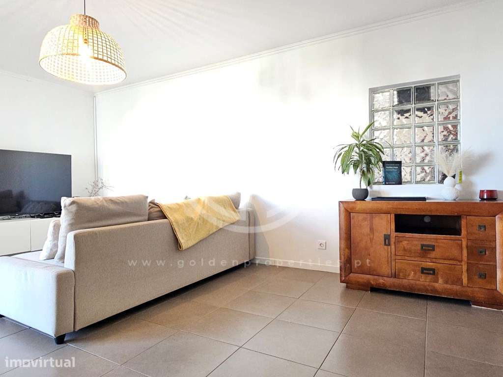 Apartamento T2 em Quarteira, com espaçoso terraço, e perto da praia-5