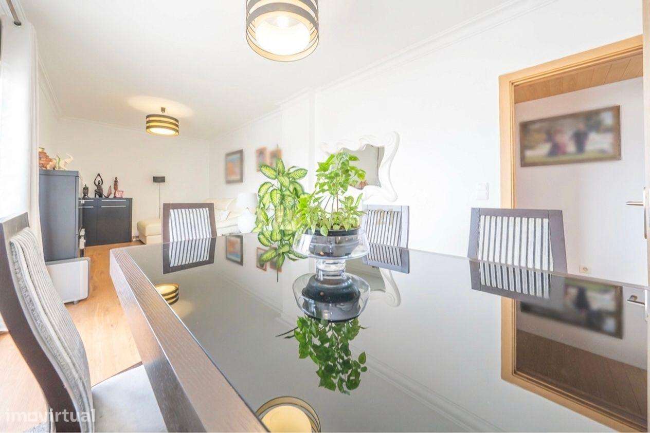 Apartamento Único com 268m2 no Último Andar com Terraço Extraordinário-10