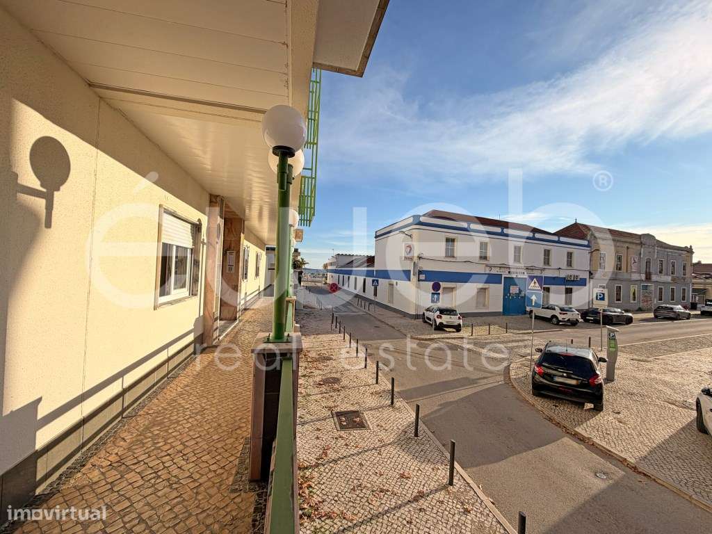 Apartamento T3 com varanda, Luísa Todi-31