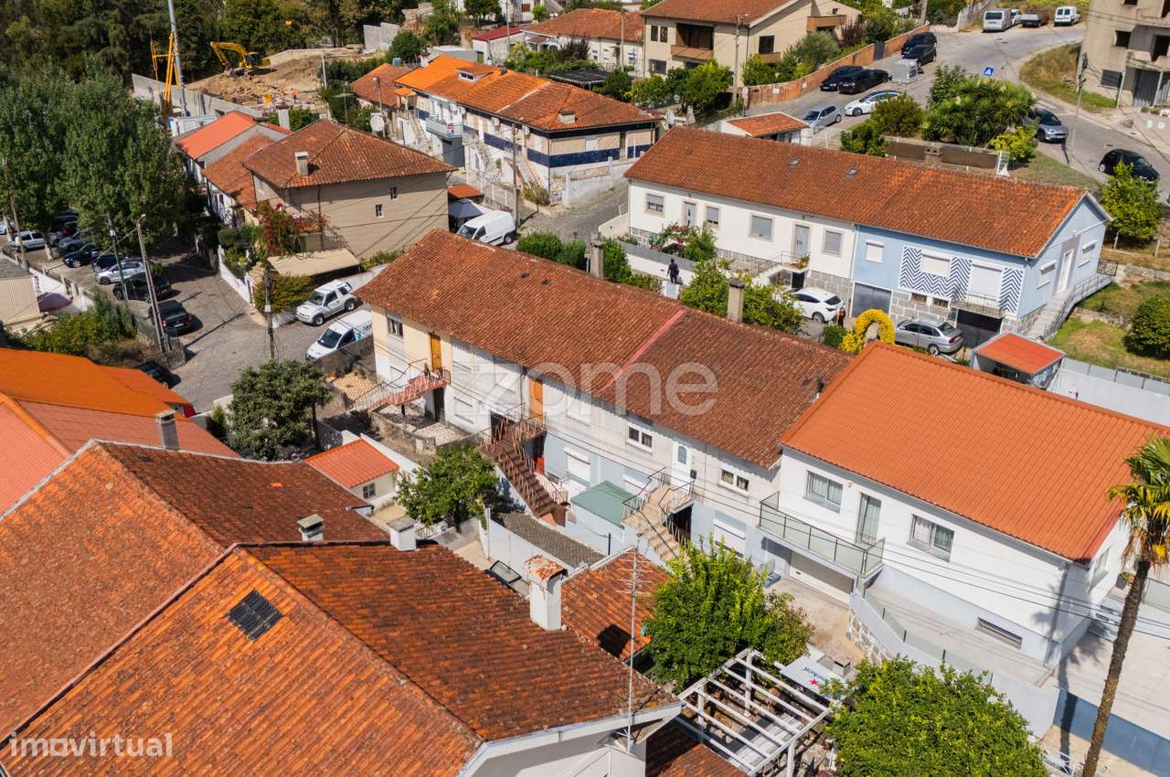 Moradia T7 com logradouro para recuperar em Dume - Braga - Grande imagem: 1/21
