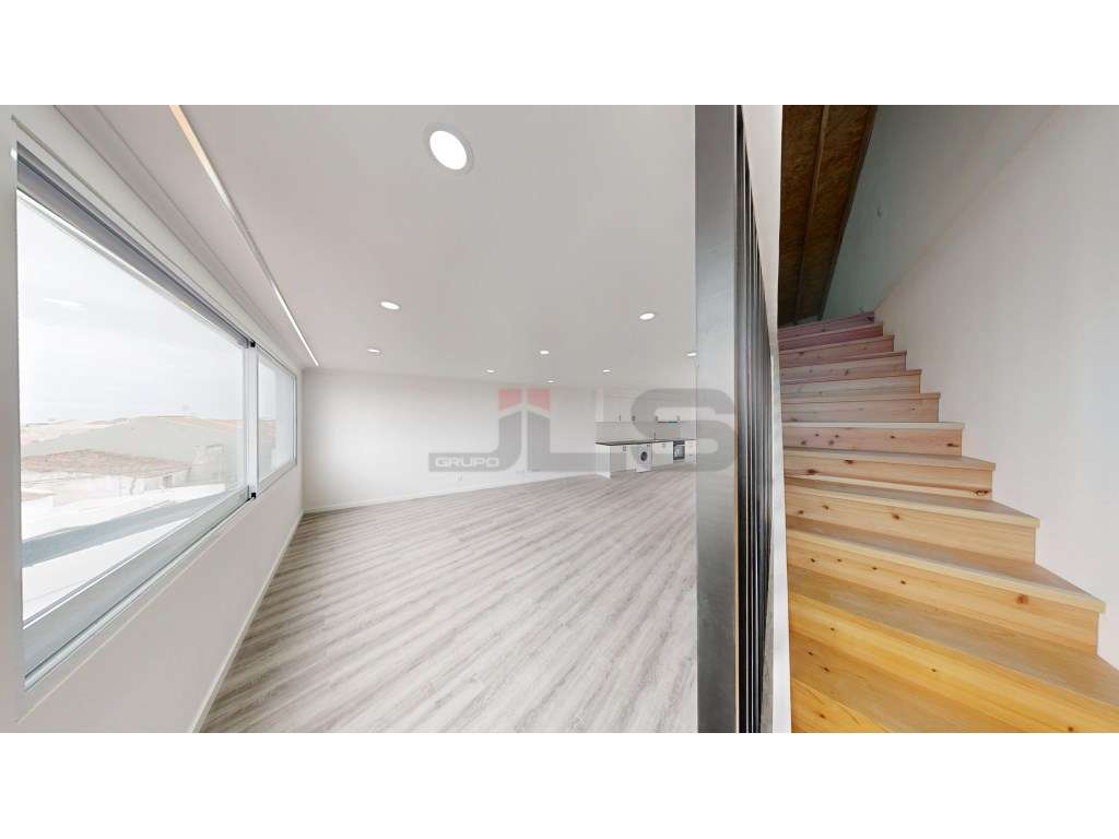 Moradia V1+1 Totalmente Remodelada com Vista Mar em Água de Alto-8