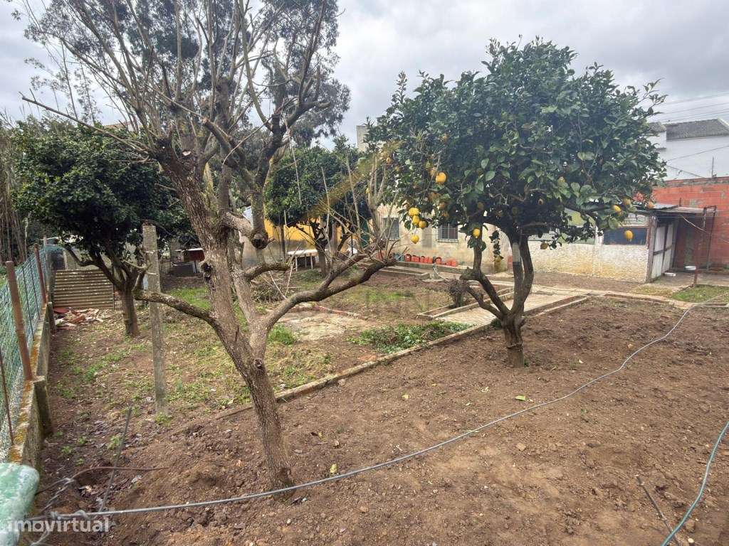 Terreno Urbano com 412m2 e pequena moradia edificada-0