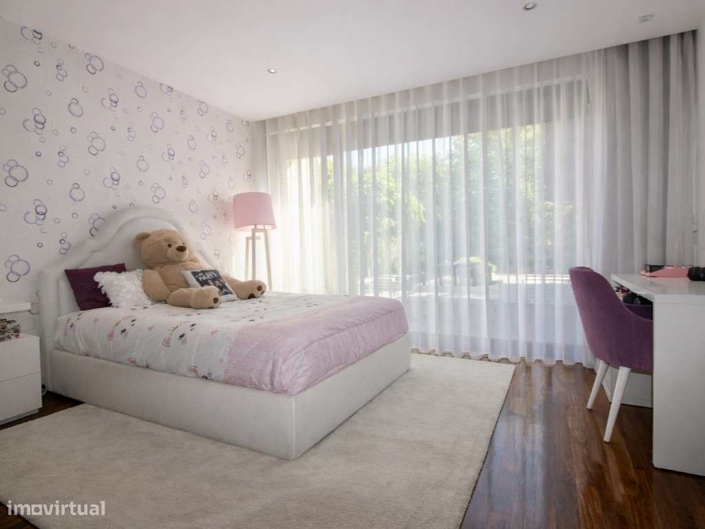 Moradia T4 com 4 frentes e jardim privado com árvores espaço e lumi...-21