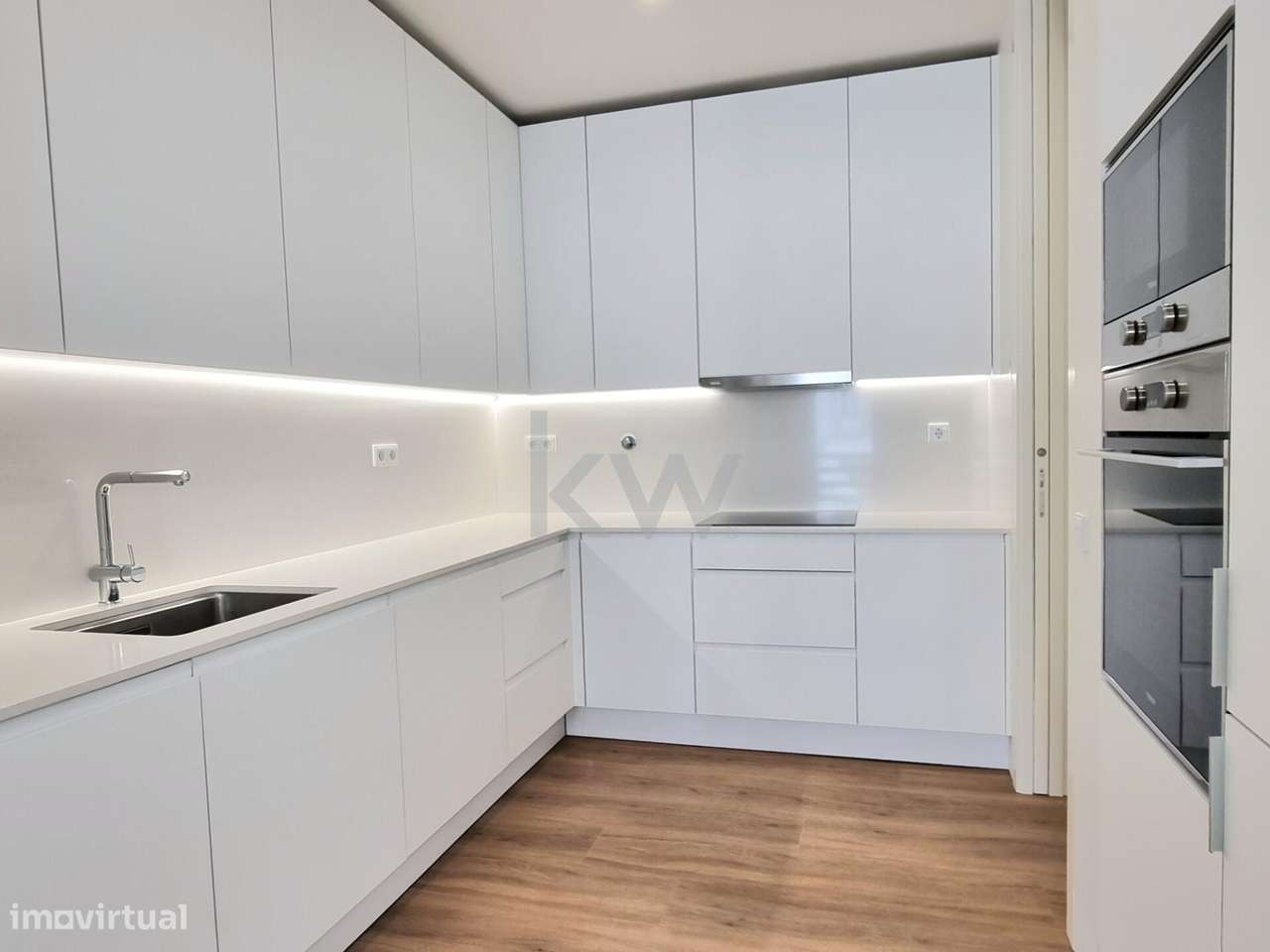 Apartamento T2, com terraço e garagem na praça do Chile - Grande imagem: 4/14