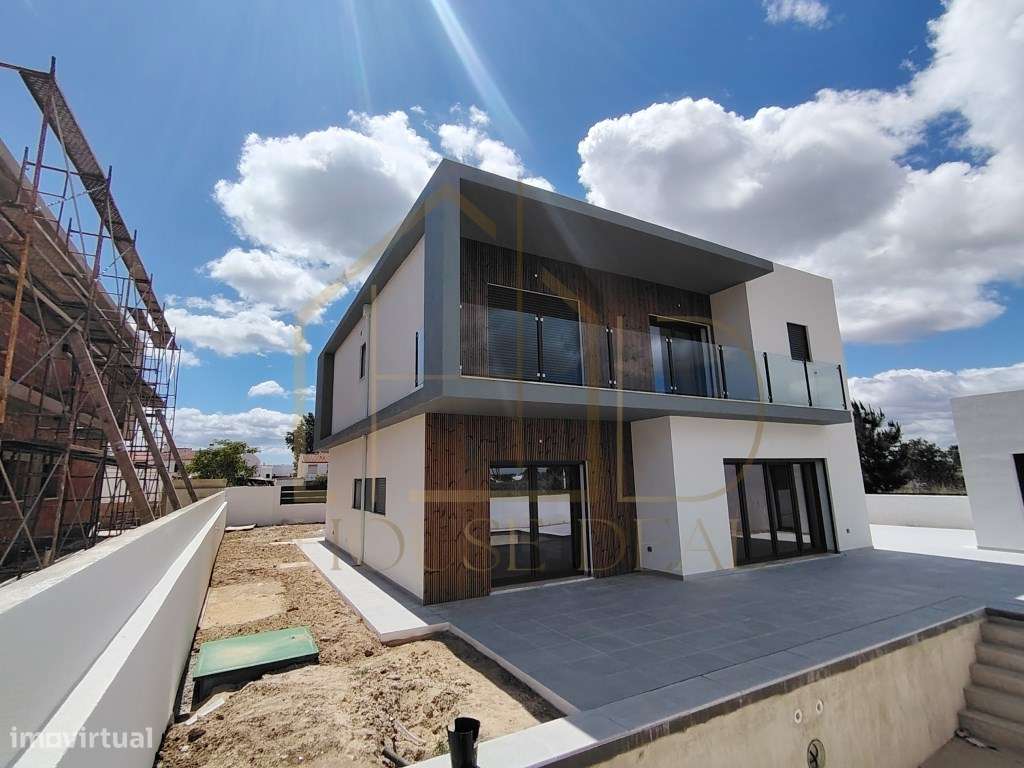 Magnífica Moradia T4 com Garagem e Piscina. Vendas de Azeitão-12