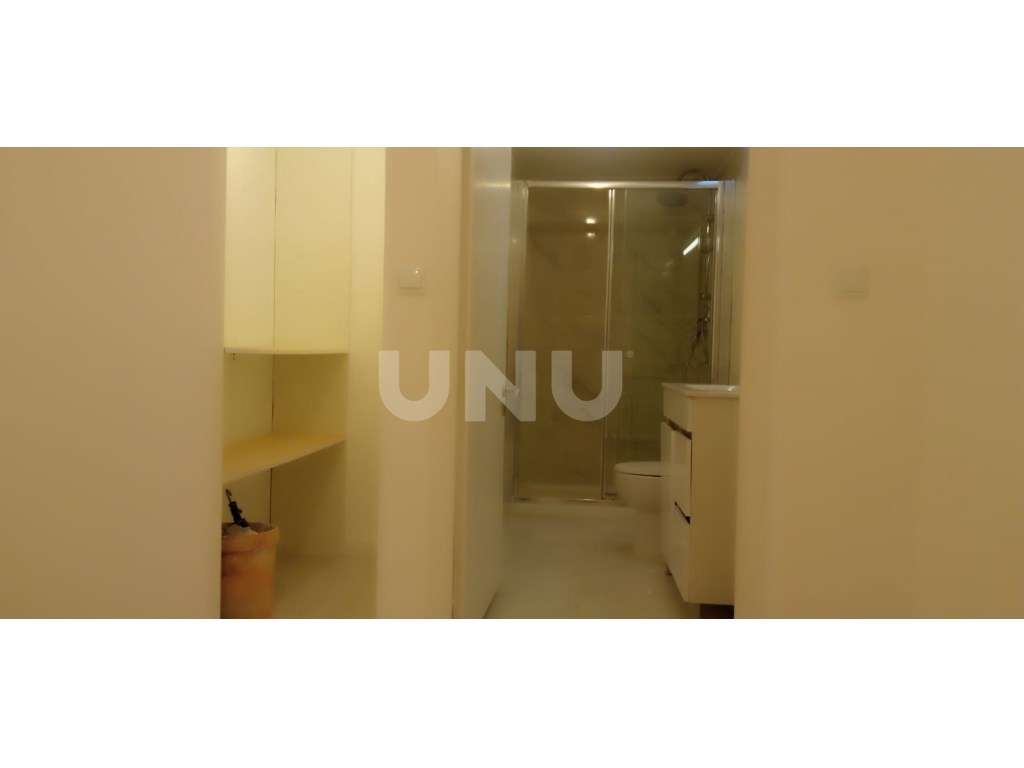 Loja com 2 pisos transformada em habitação - Laranjeiro-7