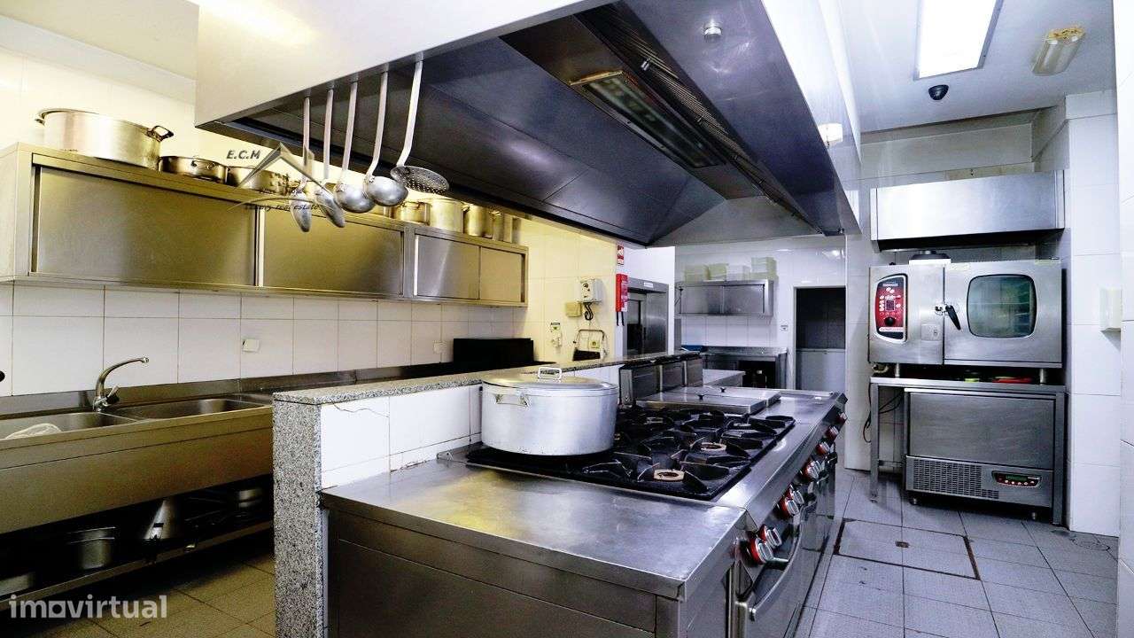 Restaurante "Castelo da Maia" Localizado em Zona Industrial,-43