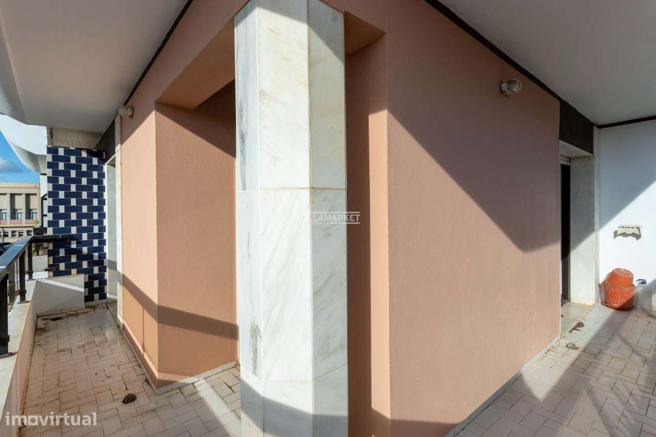 Apartamento T3 inserido no 2º andar de edifício com elevador situado n-11