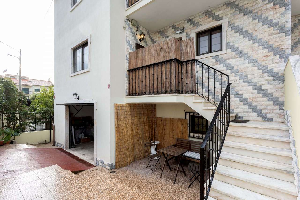 Moradia remodelada com jardim, garagem e vista desafogada, Sintra - Grande imagem: 5/45