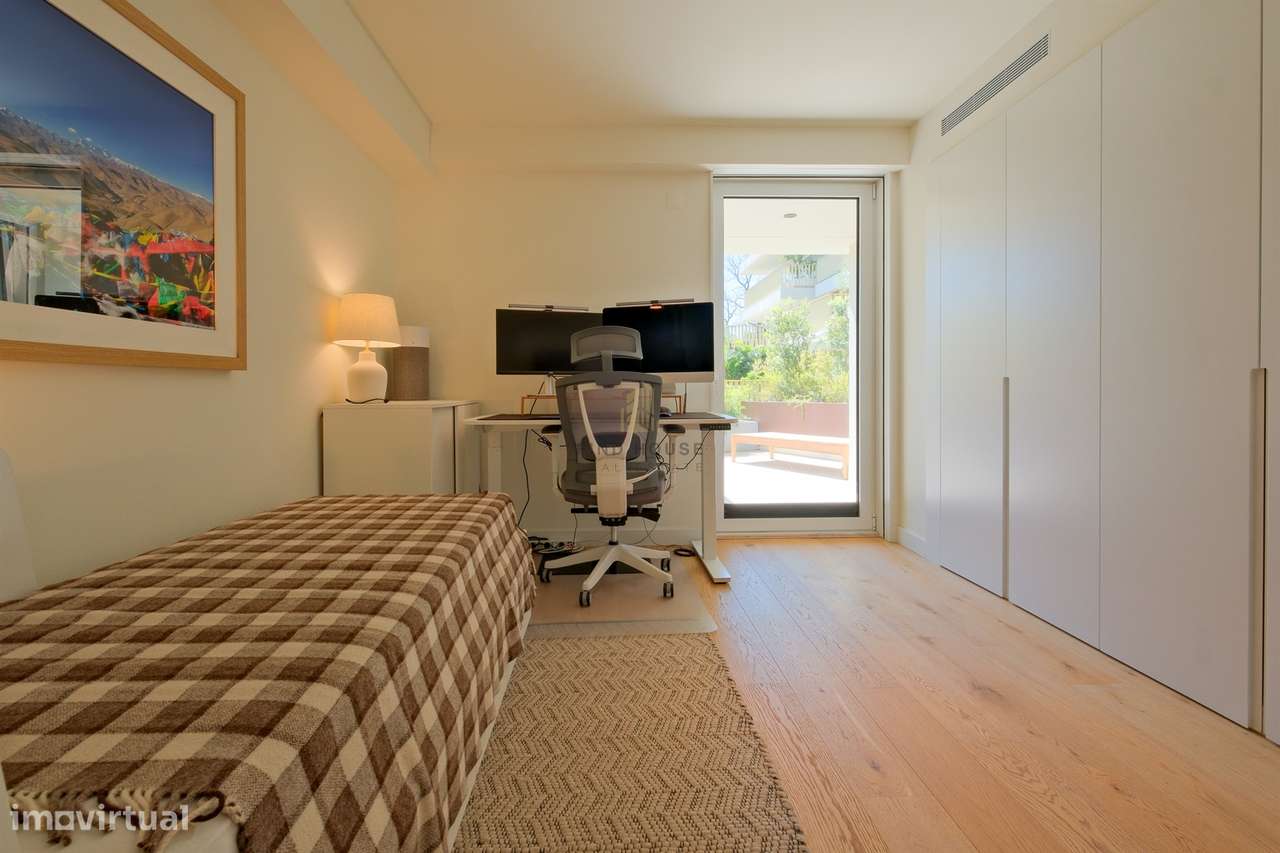 Apartamento T3 em condomínio privado, com terraços e garagem, no Prínc-46