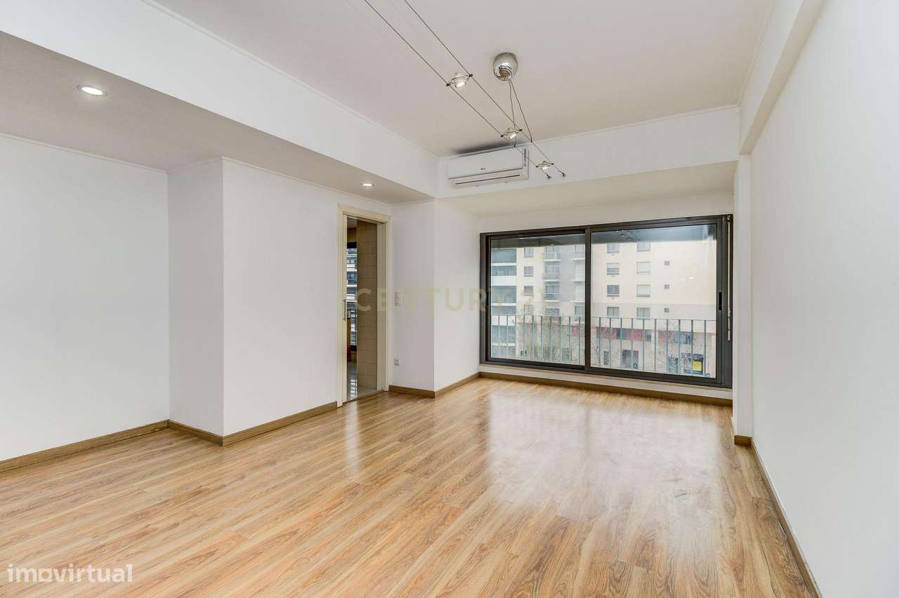 T2 COM RENDIMENTO NA AV. DE BERLIM, COM ARRECADAÇÃO, A 5 MIN. DA GARE - Grande imagem: 2/24