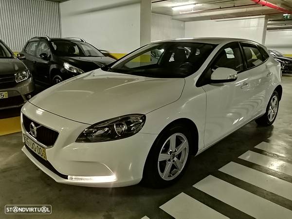 Volvo V40 2.0 D2 Momentum - 1