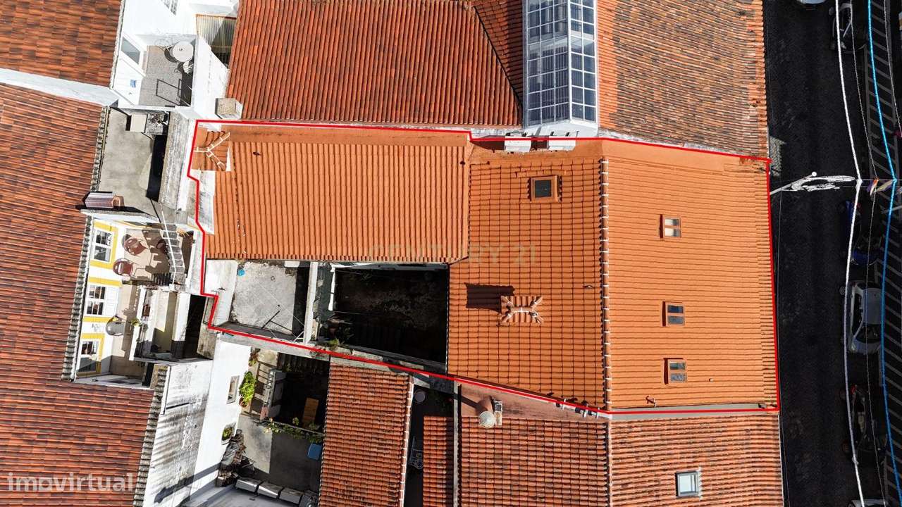 Moradia com Espaço Comercial no Coração de Angra do Heroísmo – Uma Opo-2