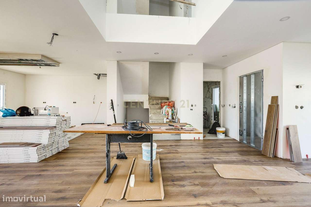 Moradia T4 com piscina em Caneças-5