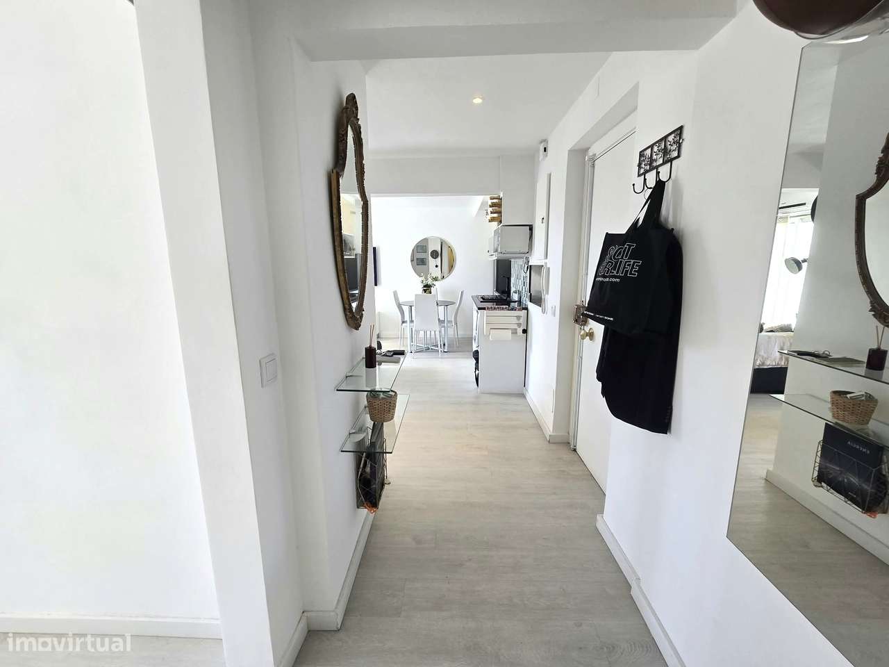 Excelente Apartamento T2 renovado com Open Space e Varanda - Almada-16