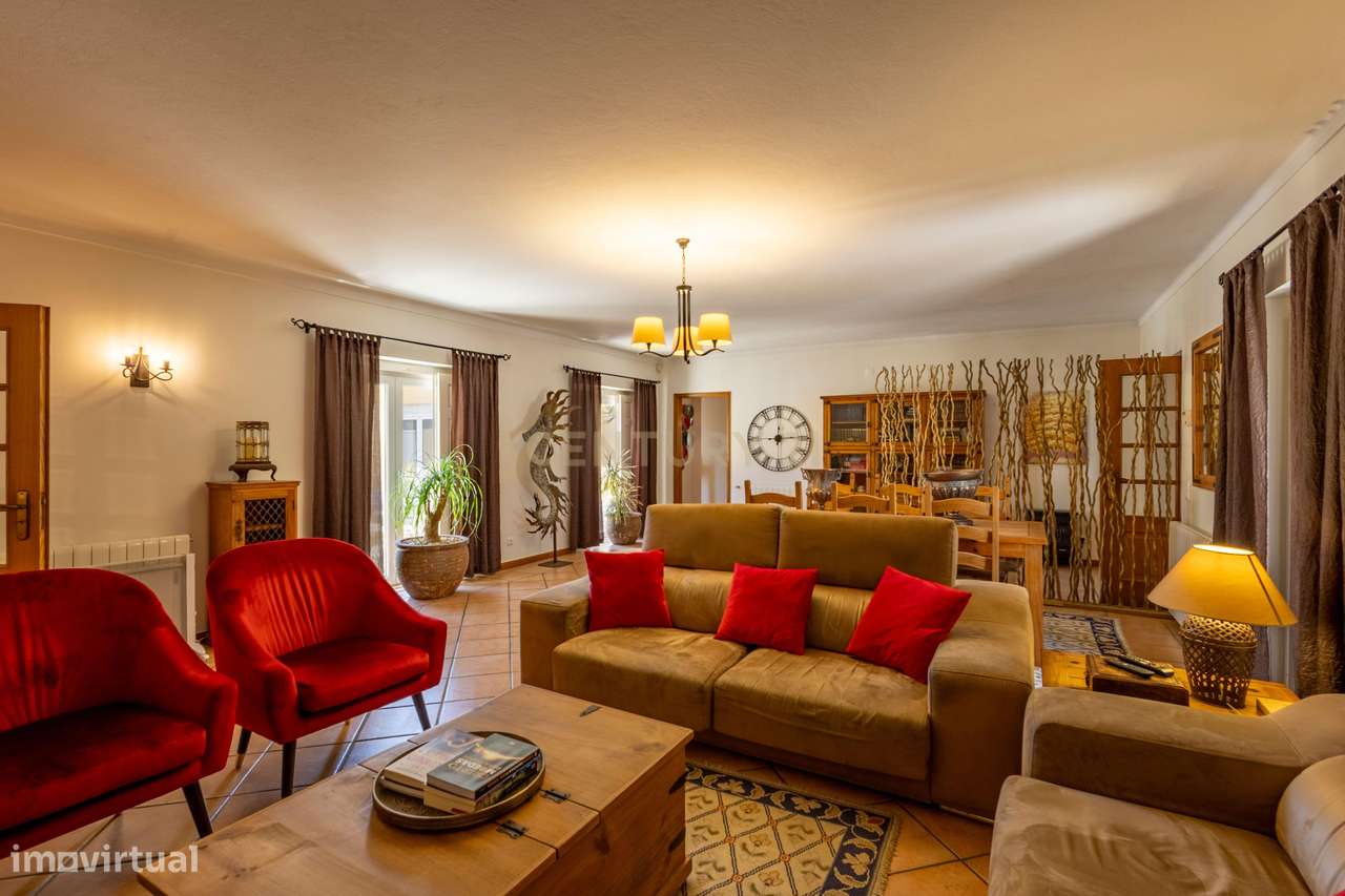 Moradia T5 Térrea com Piscina, Garagem e Lote de 2000 m² – Venda do Al-3