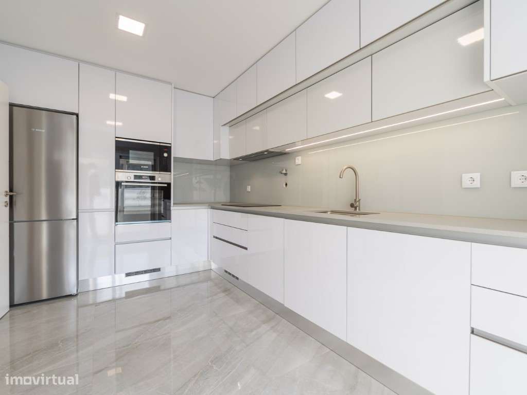 MORADIAS T2+1 e T3+1 GARAGEM E JARDIM, BELAS-21