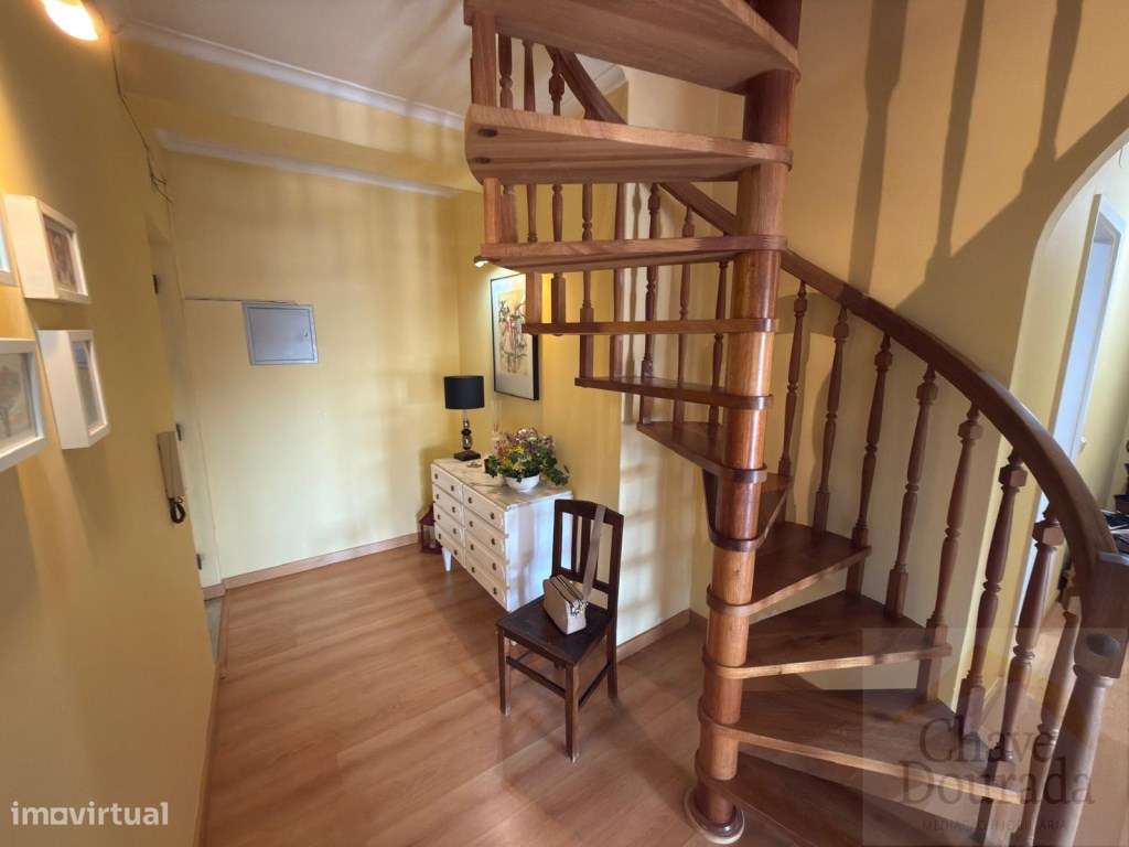 Apartamento T3+3 com garagem e sótão - São Martinho do Bispo-23