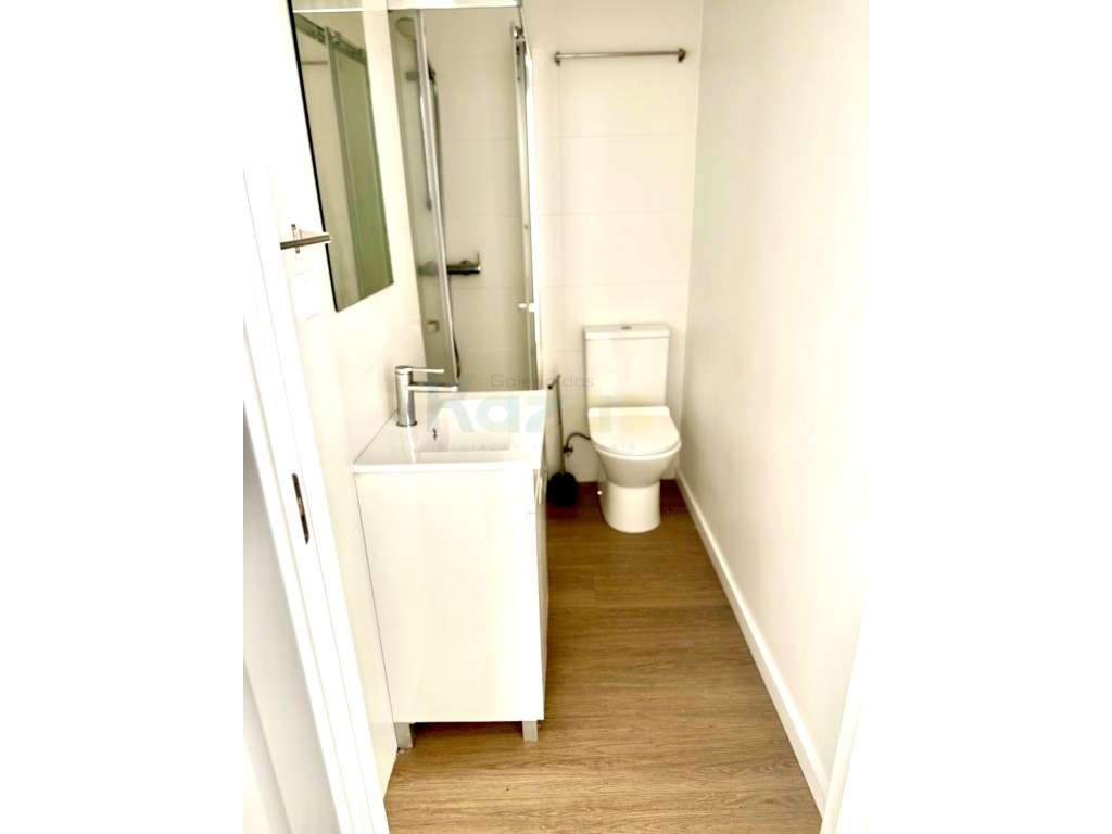 Escritório adaptado para T0 - Garagem - Av. Marquês de Pombal - Leiria-12