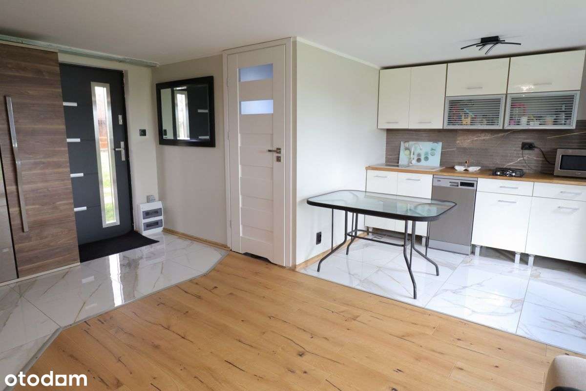 Domek piętrowy na wyspie Sobieszewskiej.