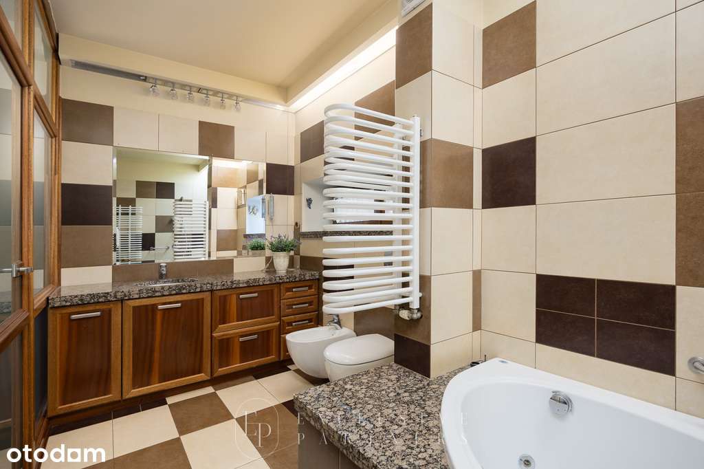 Klimatyczny dom w Wilanowie skąpany w zieleni!-12