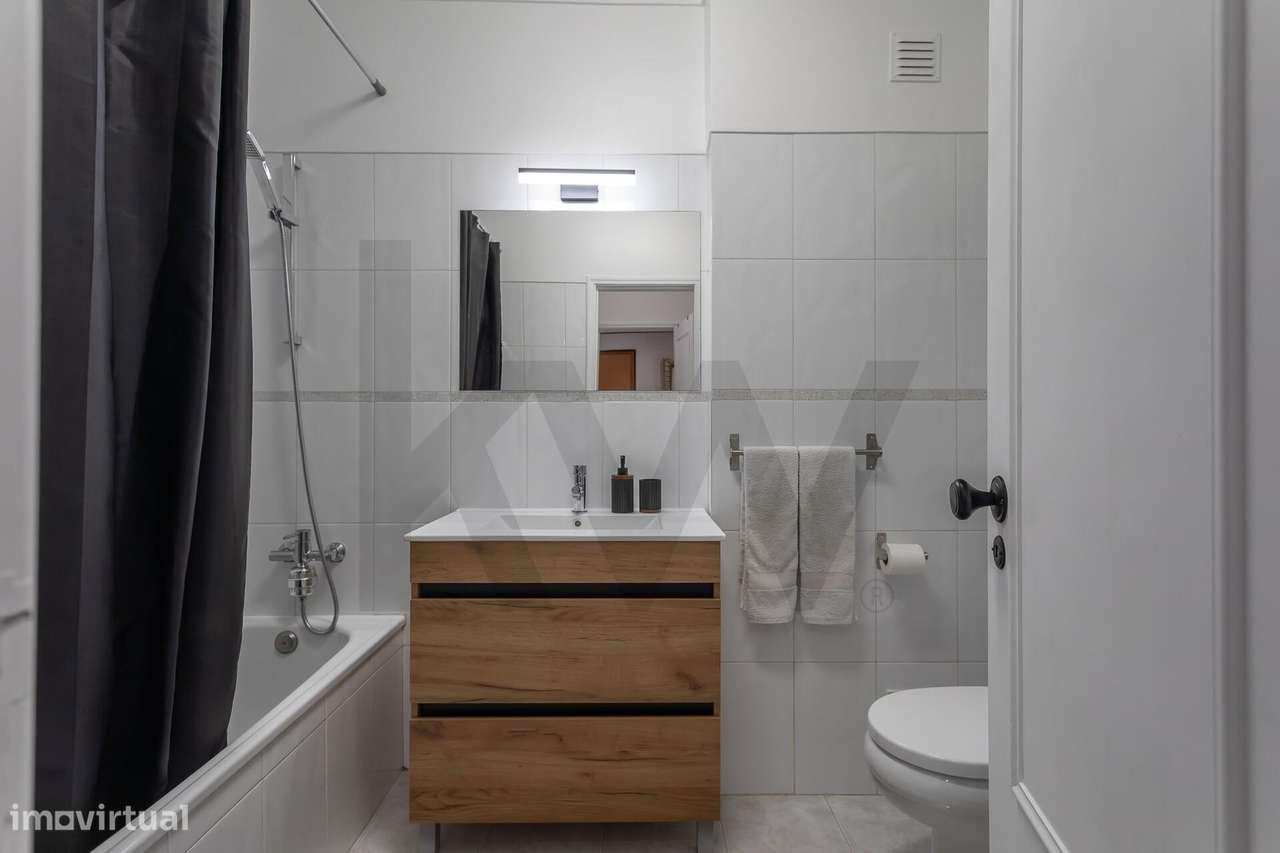 O Seu Novo Refúgio na Avenida de Fitares : T2 renovado e cheio de sol-10