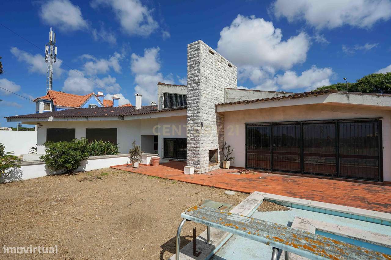 Moradia para remodelação total em Parede com Vista Panorâmica para o M-24