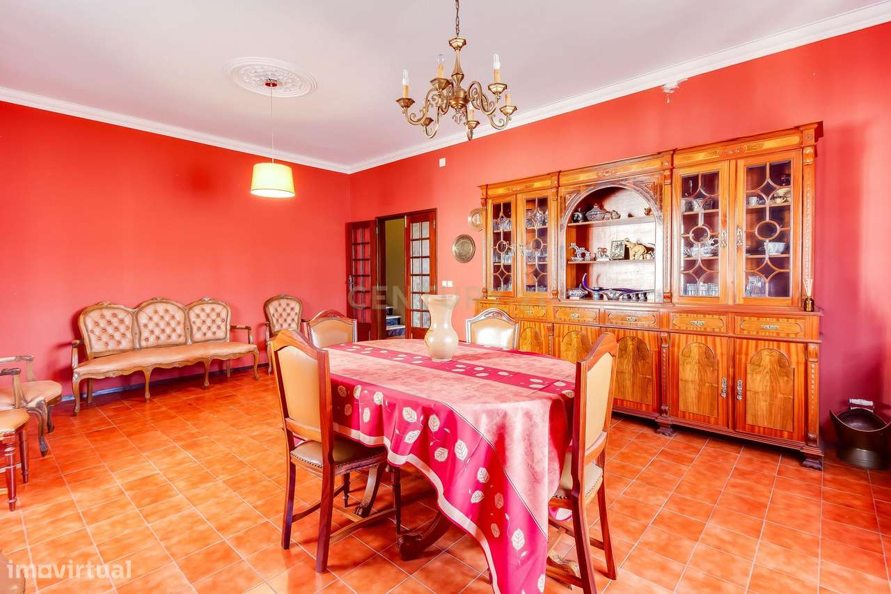 Moradia T4 com Potencial para 2 Frações  Terreno de 8.480 m²  Torres N-20