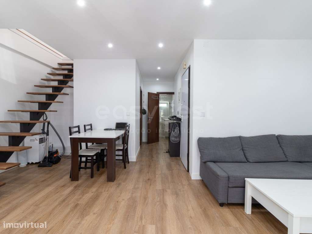 Apartamento Duplex T1+1 remodelado no centro de Almada - Grande imagem: 2/26