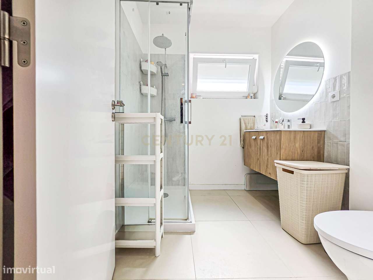 Apartamento Renovado com três Frentes em Verderena, Barreiro-25