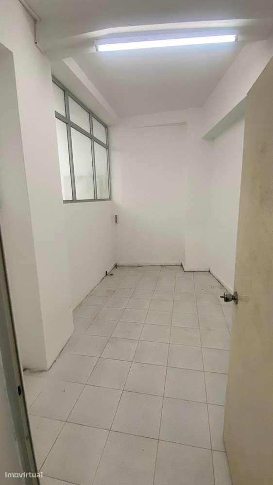 Loja com 123m2 - com contrato de arrendamento, ideal para investidores-6