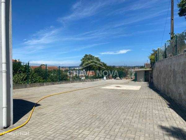 Moradia T4 de 4 frentes c/ Terreno e Armazém, em Vilar de Andorinho - Grande imagem: 4/25