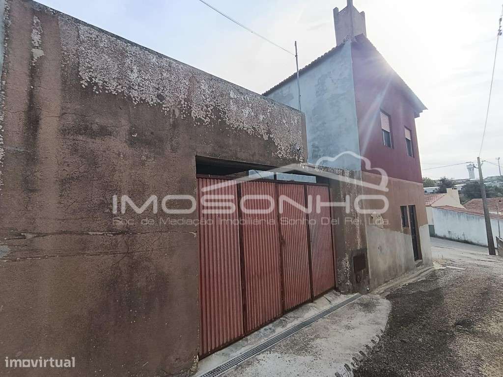 Moradia para Restaurar com Pátio, Garagem e Terraço-2