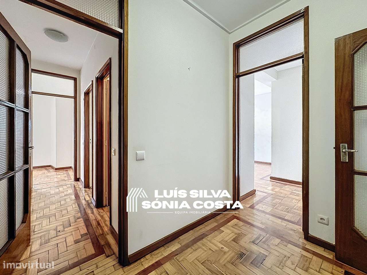 Apartamento T4 c/ Varandas e Elevador em frente á Câmara...-10