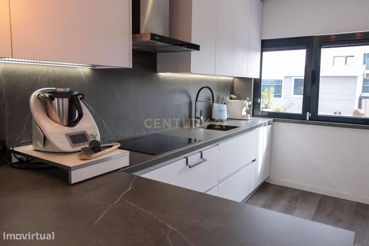 Moradia T4 com jardim e espaço exterior para convívio-6