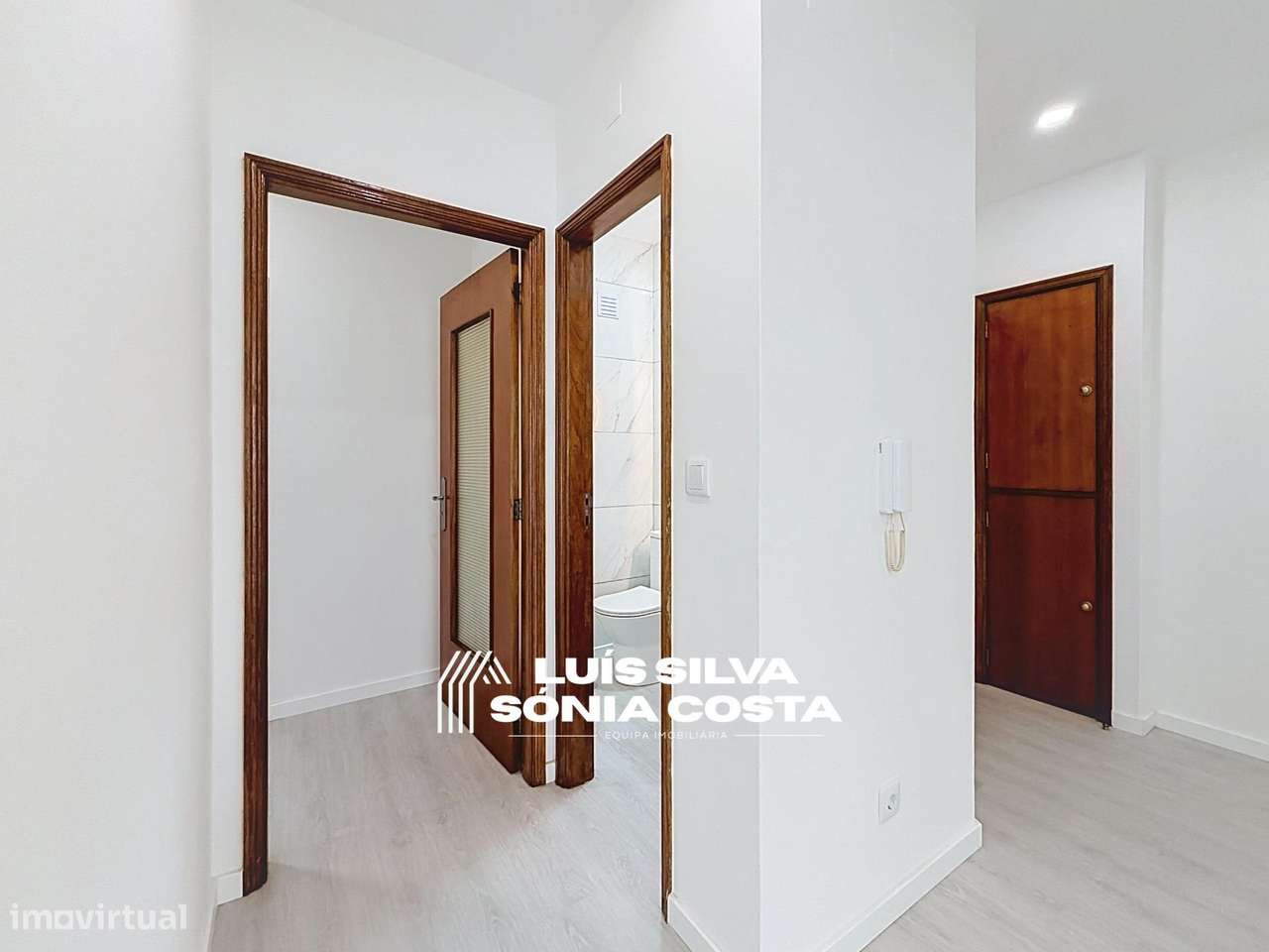 Apartamento T2 Semi-Remodelado c/ Garagem, Marquise & no Centro de...-16