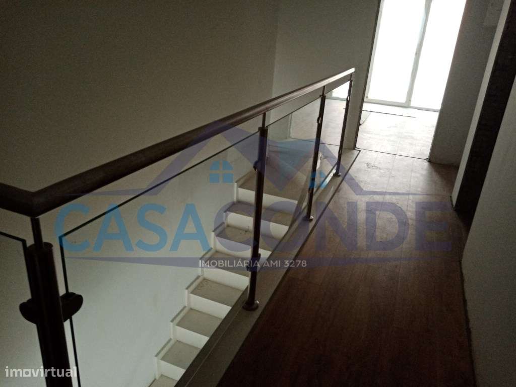 Moradia em Banda c/Excelentes Areas-4