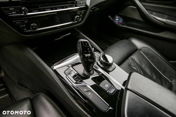 BMW Seria 5 M550i xDrive sport - 22