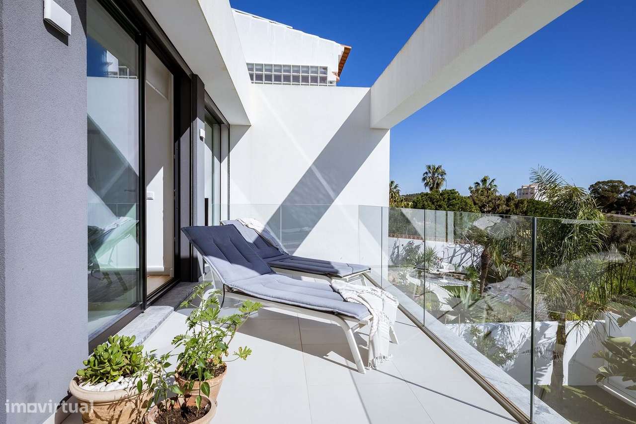 MODERNA E LUXUOSA MORADIA T3 COM PISCINA E GARAGEM PERTO DA MARINA DE-37