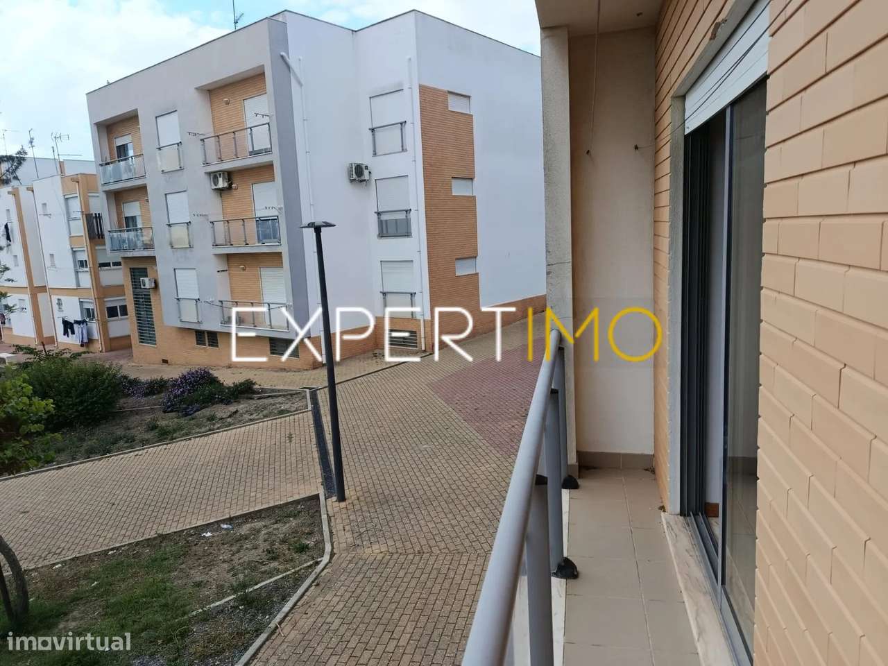 Apartamento T2 R/C mobilado, com varanda e arrecadação-6