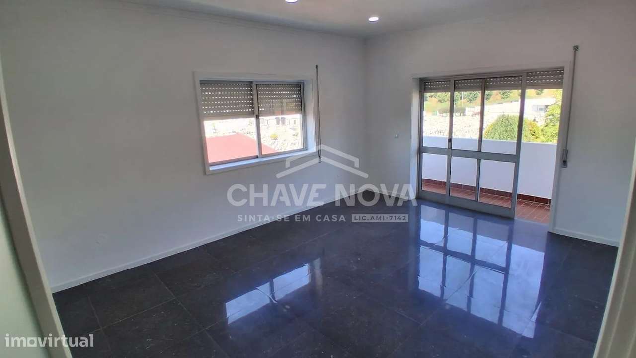 Apartamento T3 com 3 frentes, varandas, garagem e elevador - Fânzeres-2