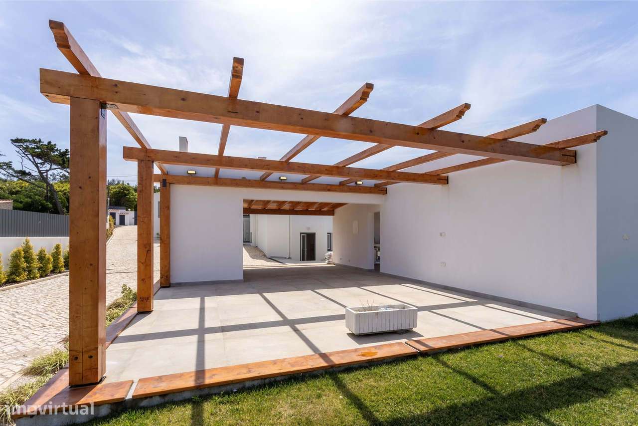 Moradia T6 com Piscina, Vista Mar e Terreno de 3.920 m² | Azoia, Sintr-17